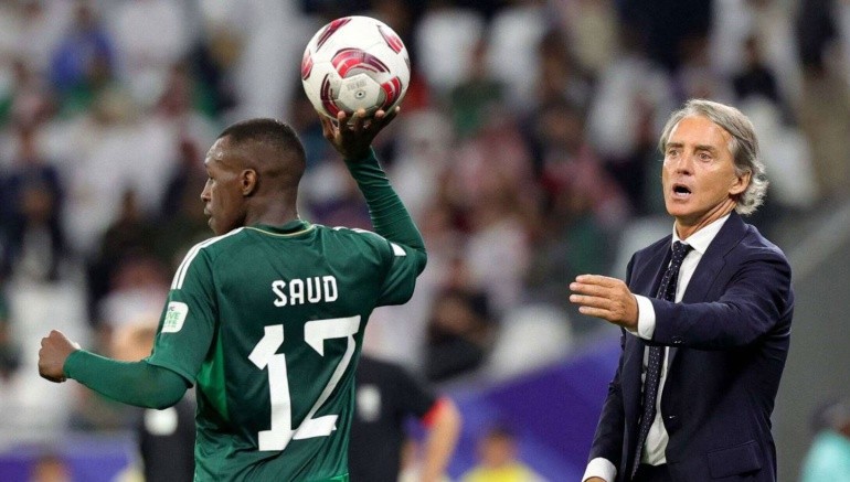 أنقذه الدوسري وفضحته طاجيكستان.. عناد مانشيني يهدد مشروعه السعودي