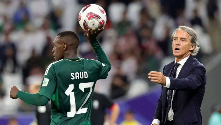 أنقذه الدوسري وفضحته طاجيكستان.. عناد مانشيني يهدد مشروعه السعودي