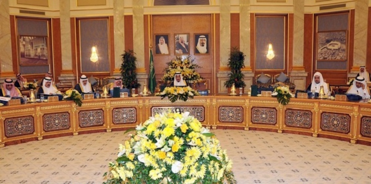 كاتب سعودي يطالب بتسليم وزارات الدولة لرجال أعمال