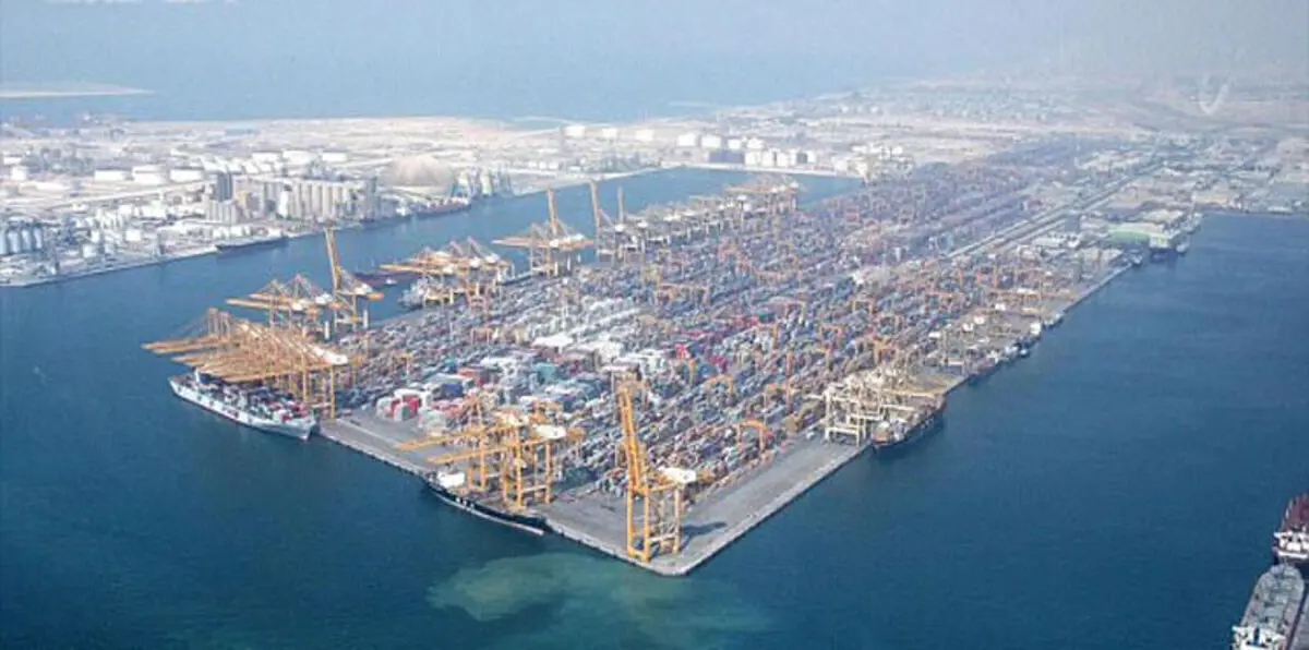 لحظة انهيار رافعة ضخمة بميناء جبل علي بدبي