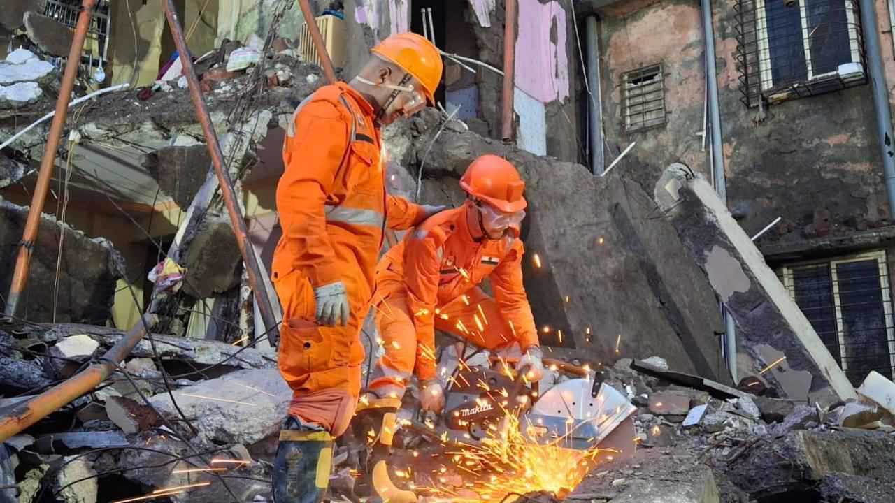 15 قتيلاً بانهيار مبنى سكني في الهند (فيديو)