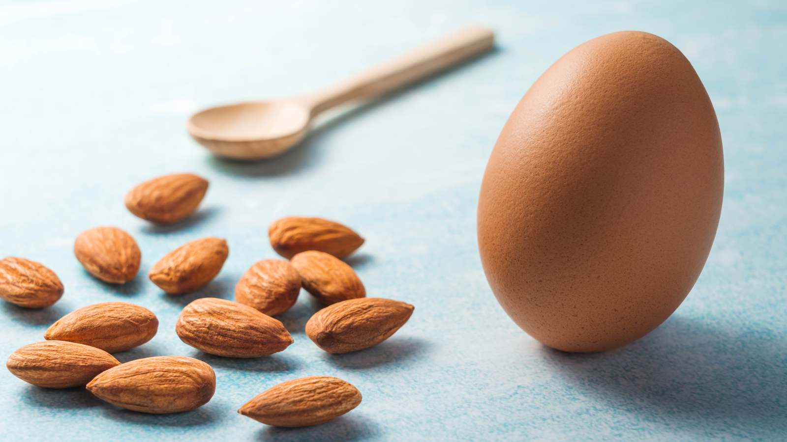 البيض أم اللوز.. أيهما يحتوي على بروتين أكثر؟