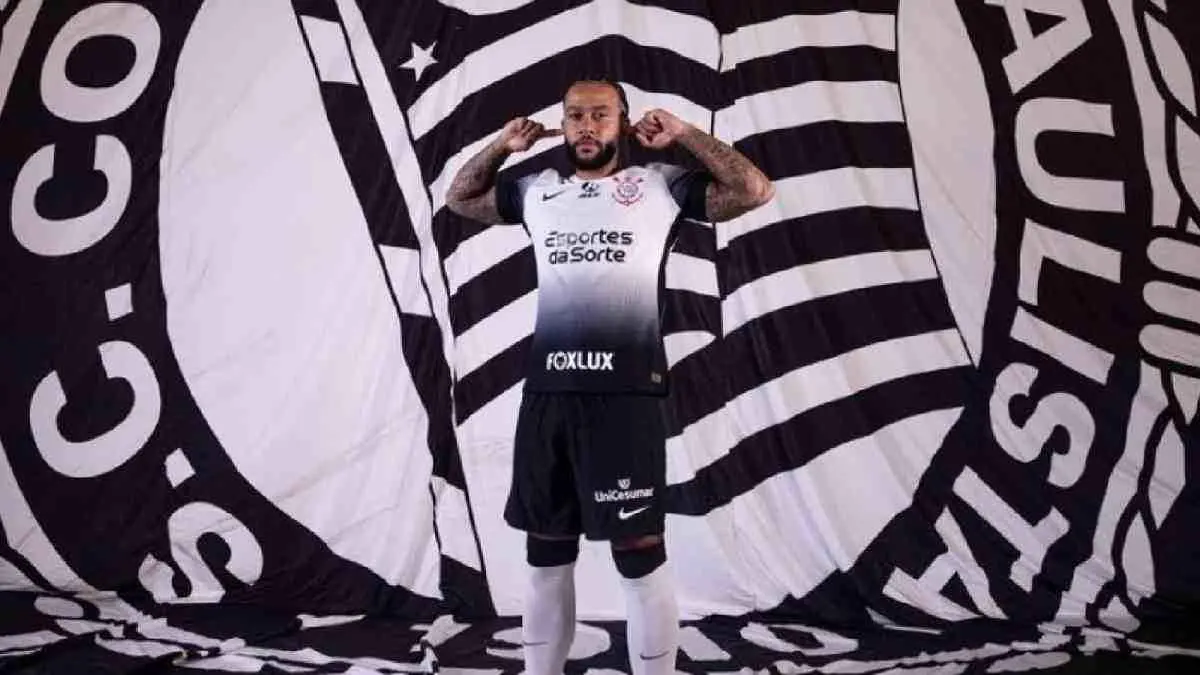 هبط بالهليكوبتر.. استقبال حافل من جماهير كورينثيانز للهولندي ديباي (فيديو وصور)