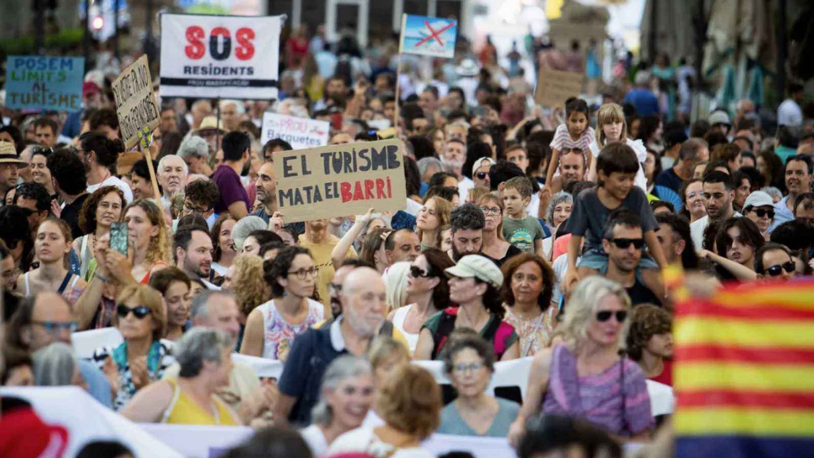 كتابات معادية للألمان على محال وسيارات في مايوركا بإسبانيا