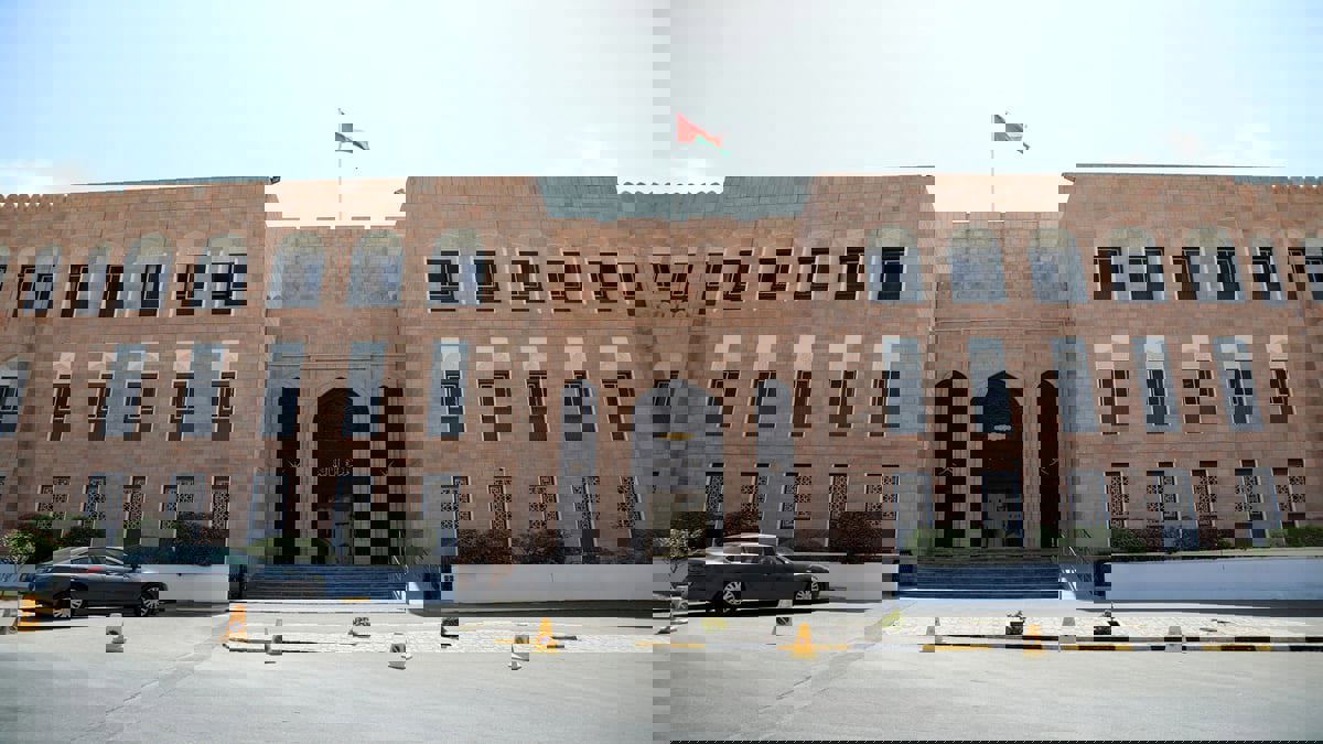 سلطنة عُمان تستغل فائض أسعار بيع النفط لخفض الدين العام