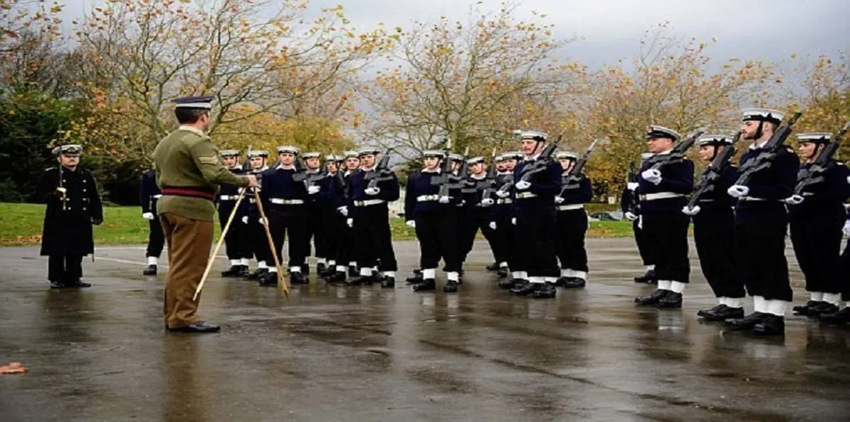 للمرة الأولى في تاريخها.. بريطانيا تستبدل الحرس الملكي بجنود البحرية(صور)