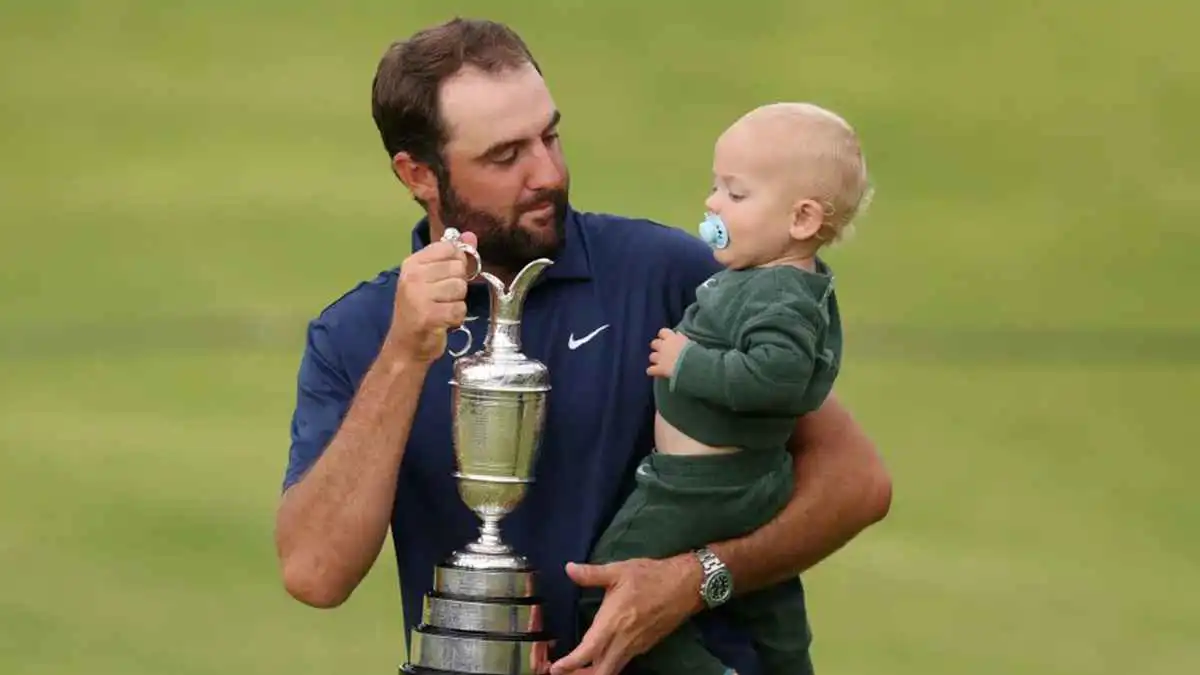 طفل يخطف الأضواء من والده في بطولة عالمية للغولف (فيديو)