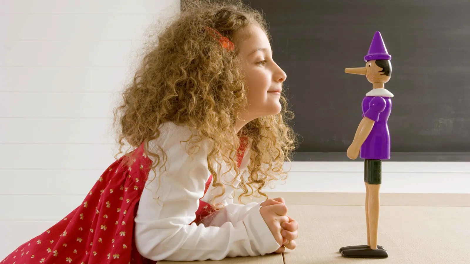 "الكذب التربوي".. هل يعلّم الوالدان أطفالهما اللعبة الخطرة؟