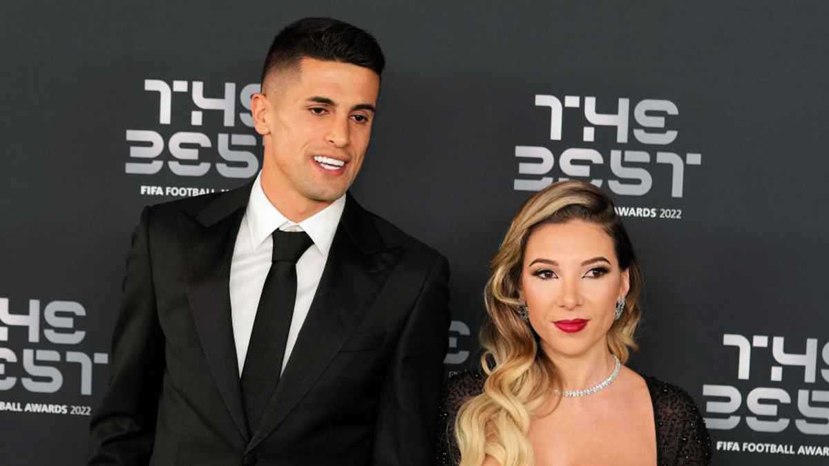 4 صور رائعة من إجازة نجم الهلال السعودي وزوجته (شاهد)