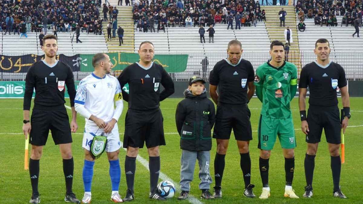 بسبب هاتف لاعب.. إقصاء حكمين جزائريين من بطولة إفريقيا للمحليين 2025