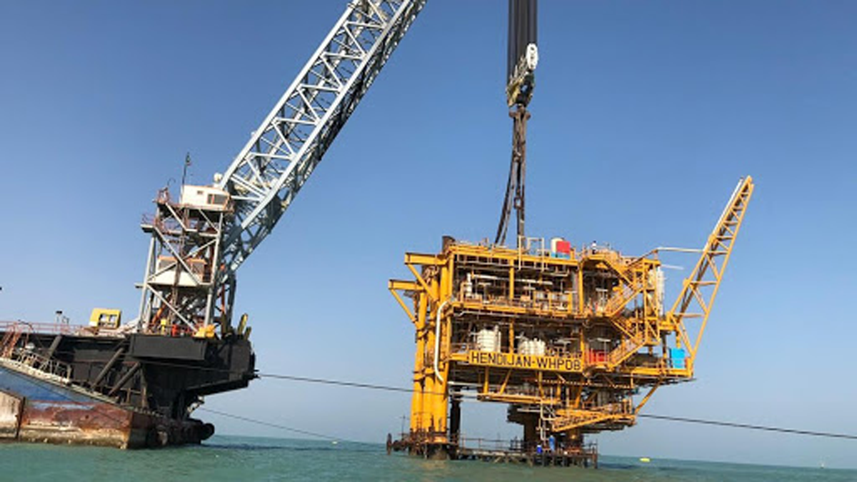 تسرب في خط أنابيب النفط جنوب إيران