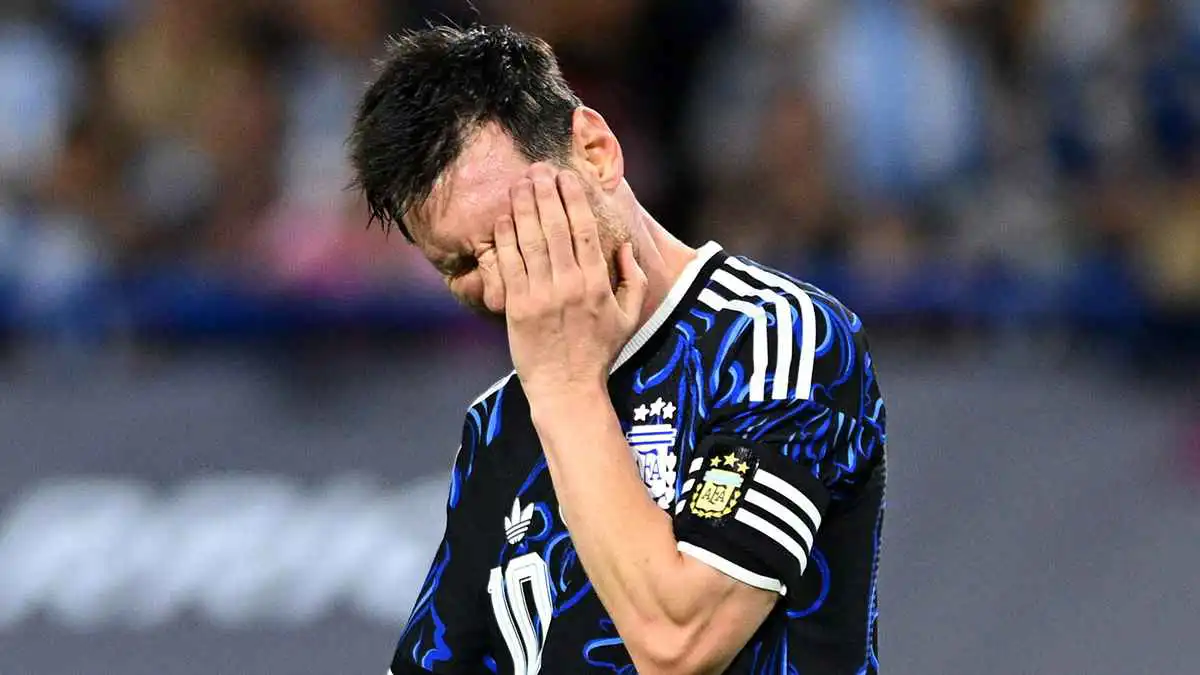 هل اقتربت النهاية؟ ميسي يُحرك مشاعر جماهير كرة القدم بدموعه (فيديو)