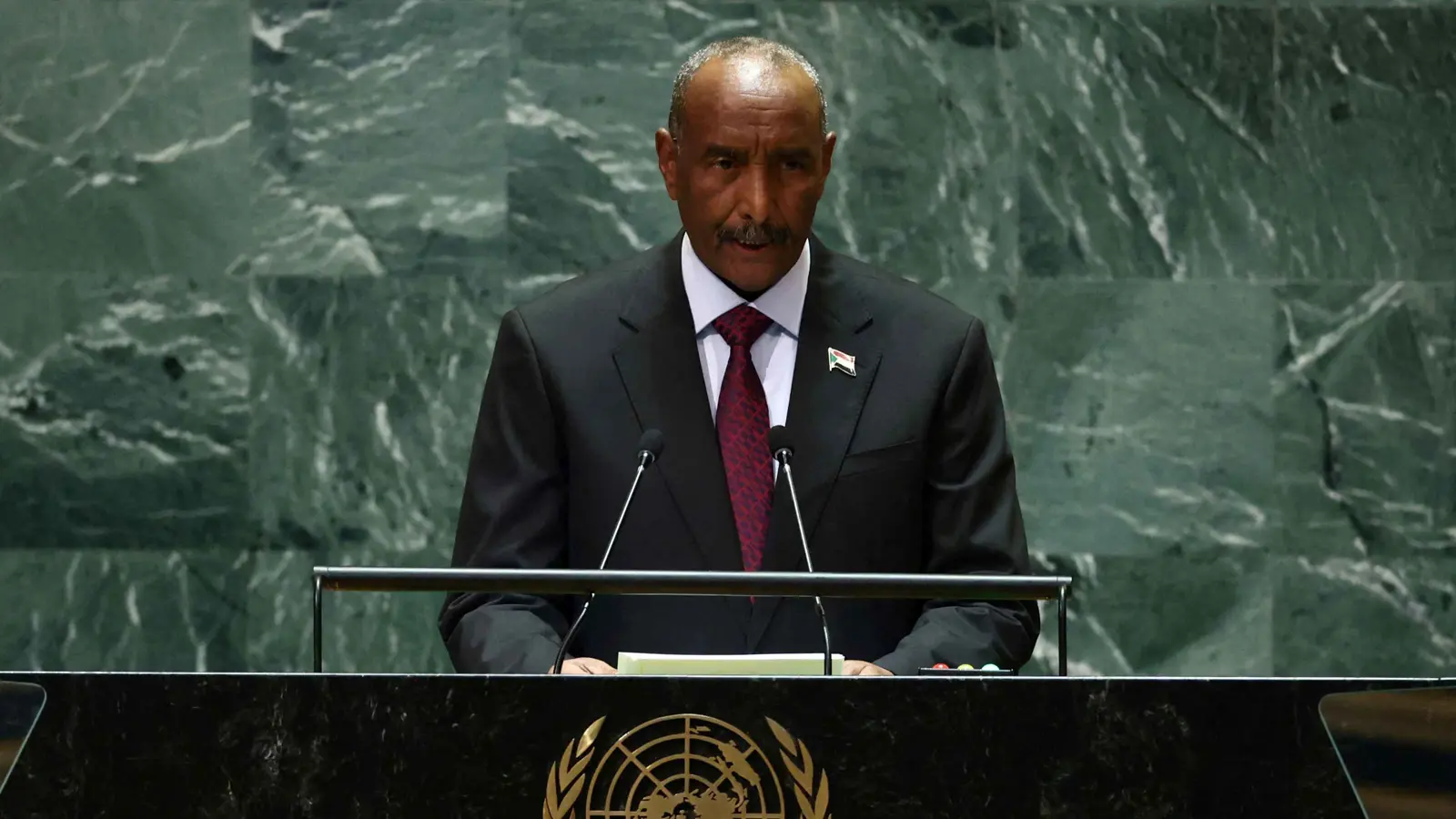 لمكاسب مالية وسياسية.. البرهان يدير "صفقة مشبوهة" لاستضافة حركة حماس