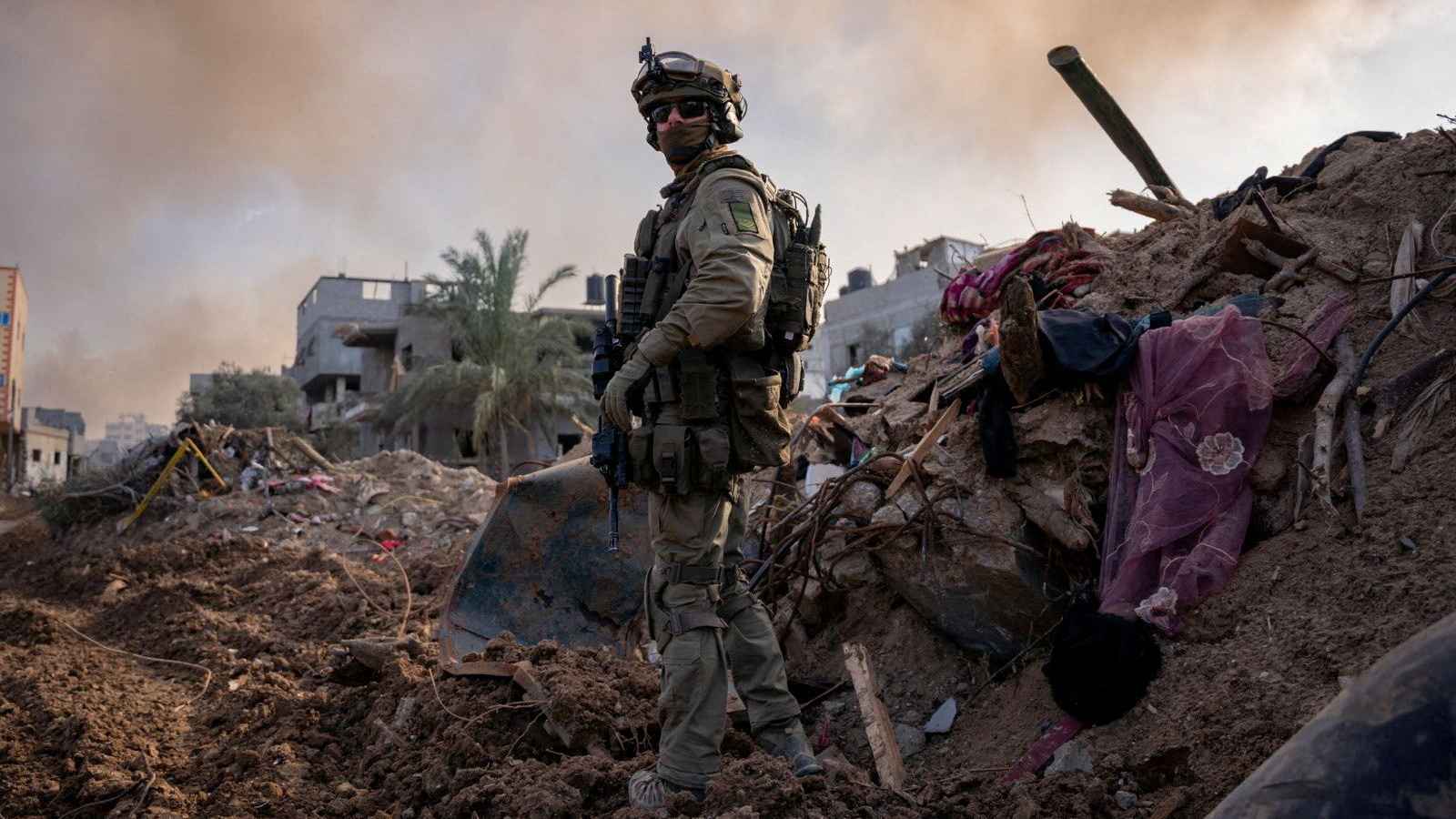 لوموند: نتنياهو يخوض 3 حروب في غزة