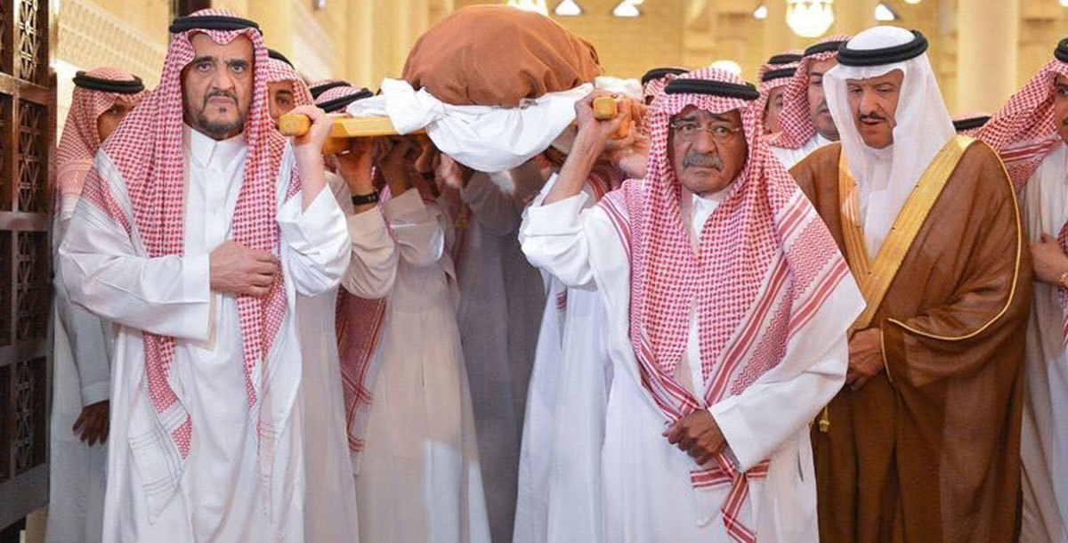 صور الأمير مقرن في عزاء ابنه منصور تثير حزن السعوديين