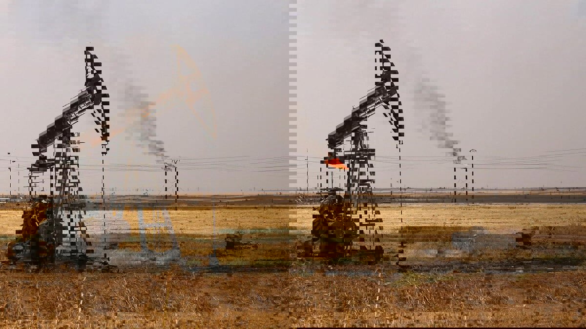 تقرير: إيران تعوض خسائرها بنهب المصادر النفطية في سوريا