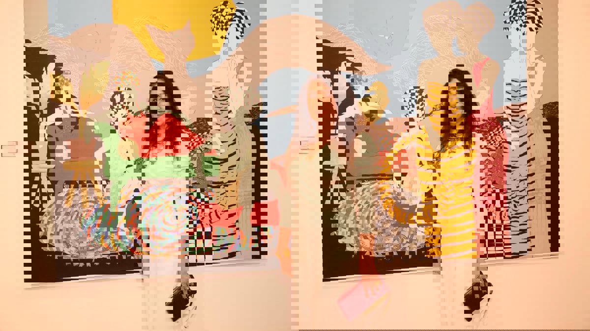 "أبيض غامق".. عبير السيد ترسم حواء بتكوينات بصرية وسرد شاعري