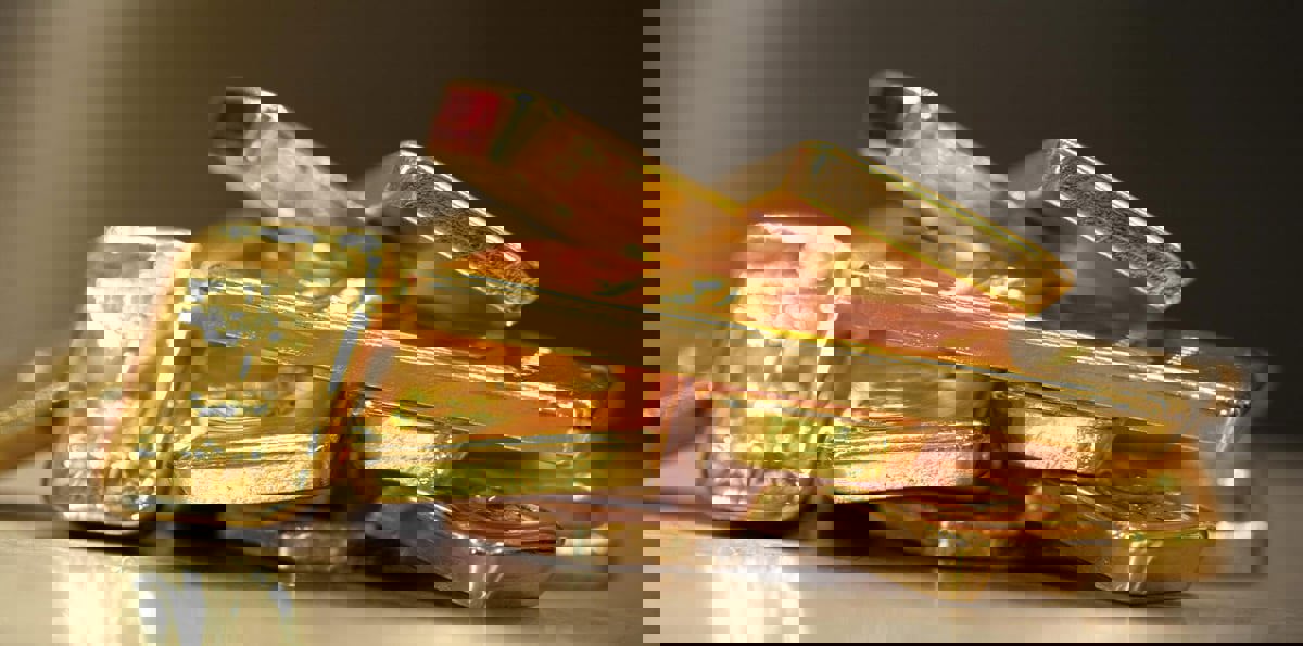 الذهب يلامس أعلى مستوى في نحو 7 أسابيع مع هبوط الدولار والأسهم