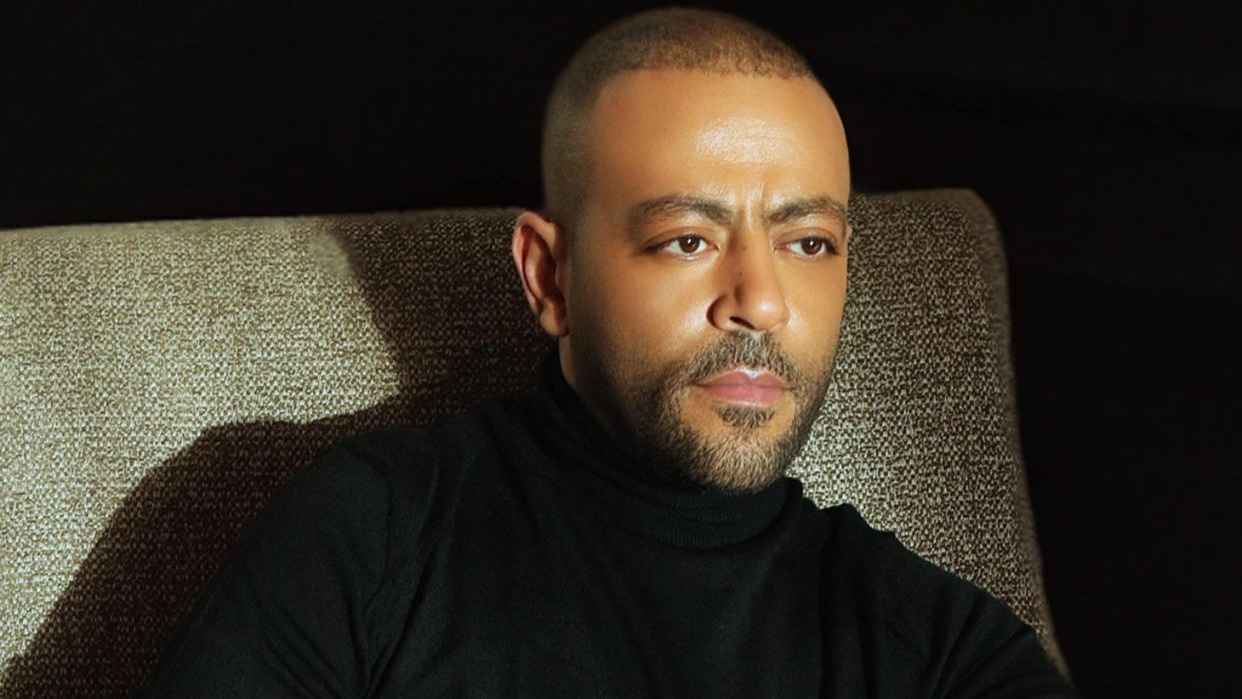 تامر عاشور يثير قلق جمهوره بسبب "العكاز"