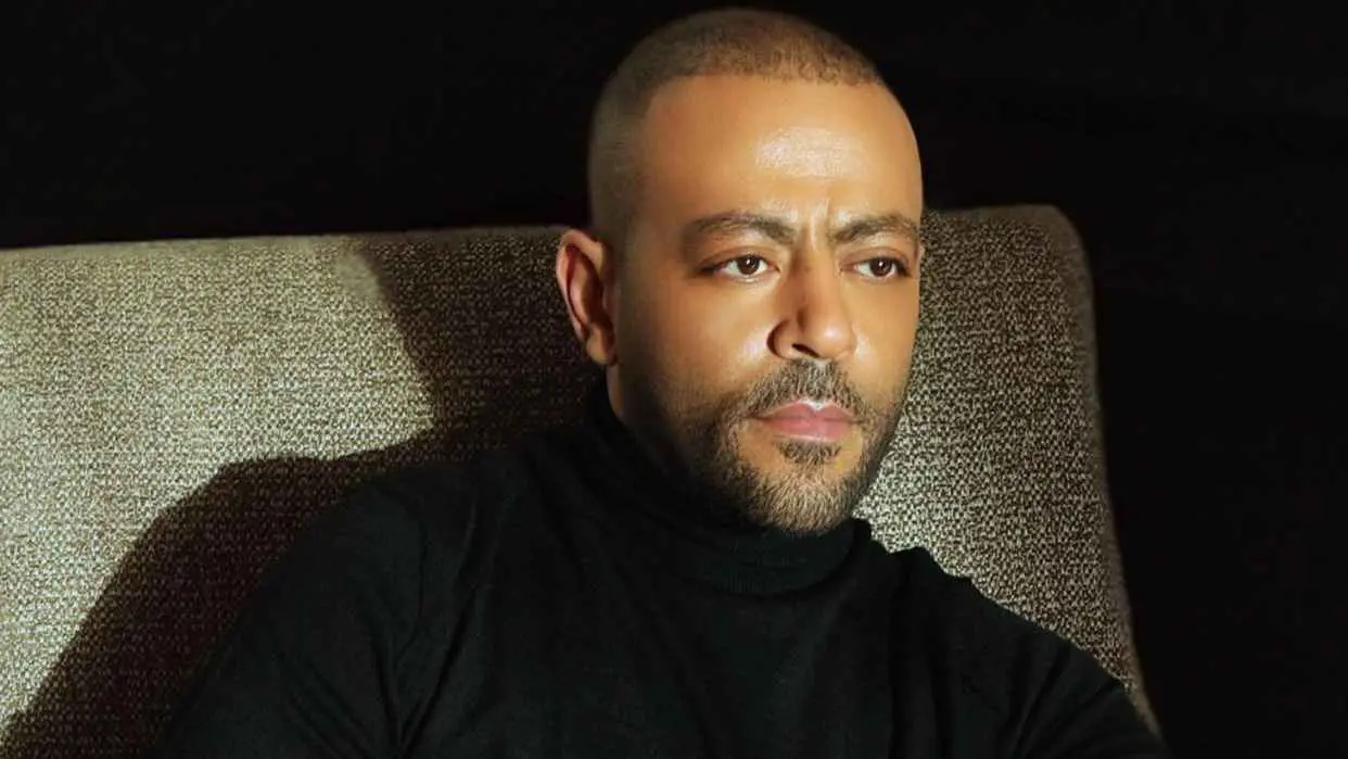 تامر عاشور يثير قلق جمهوره بسبب "العكاز"