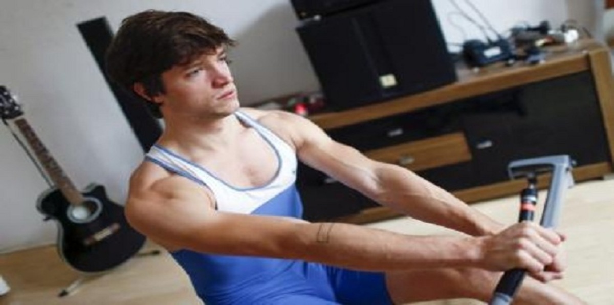 شاب ينشد الهدوء عبر التجديف منفردا في المحيط الهندي