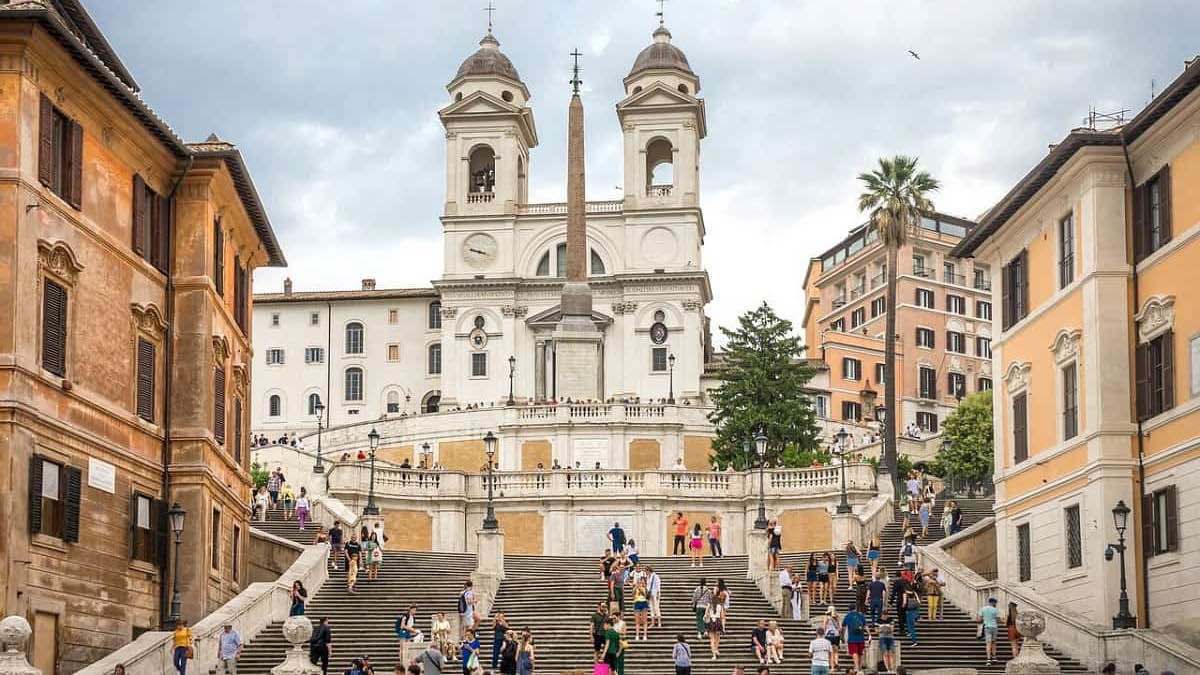 "غير مألوف" في روما.. مسنّ يقود سيارته فوق الدرج الإسباني (صور)