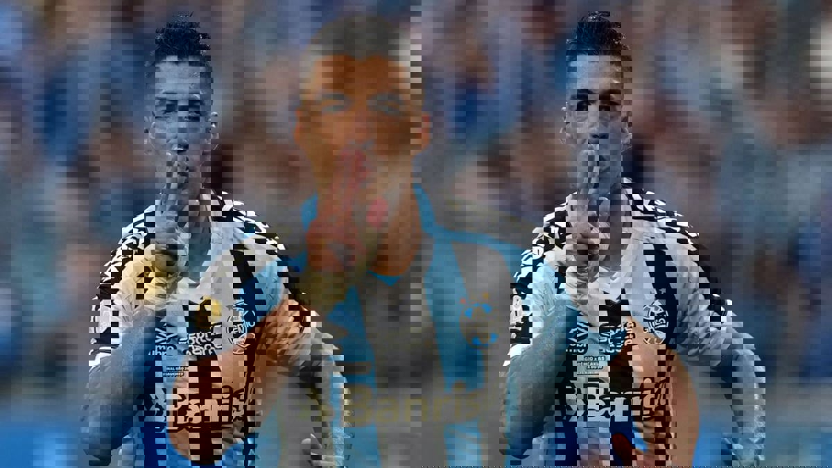 آلام الركبة تعيد سواريز إلى برشلونة