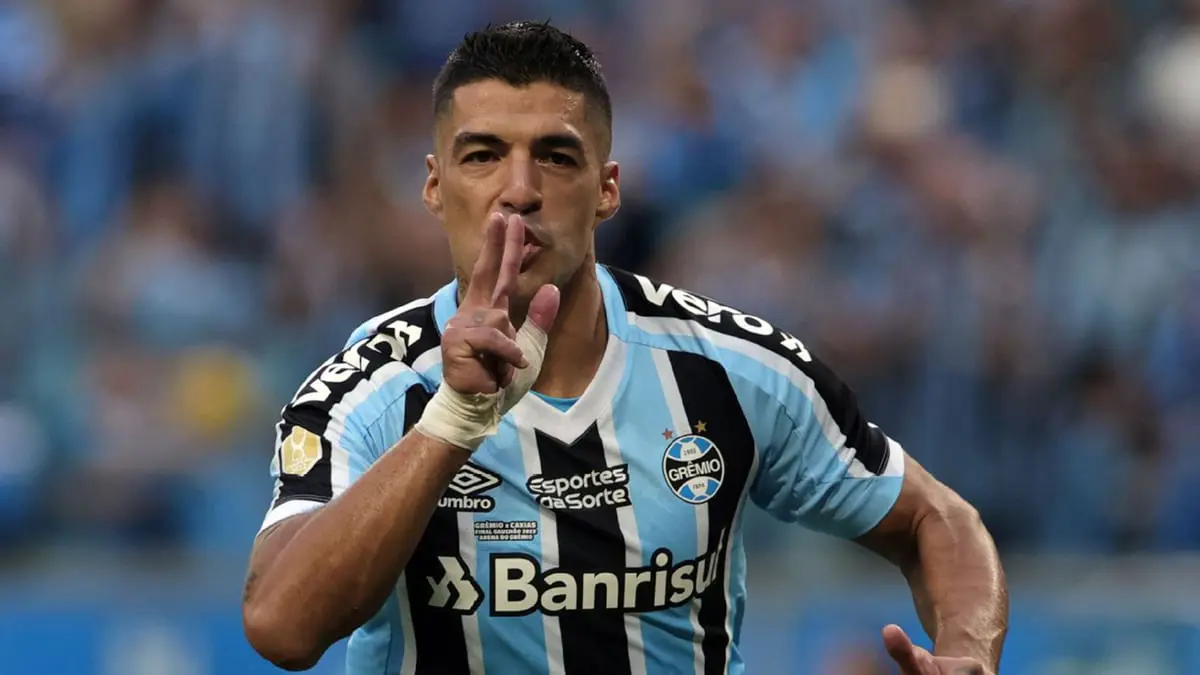 آلام الركبة تعيد سواريز إلى برشلونة