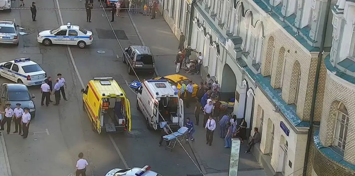 سيارة أجرة تصدم حشدًا في وسط موسكو وإصابة ثمانية أشخاص (صور)