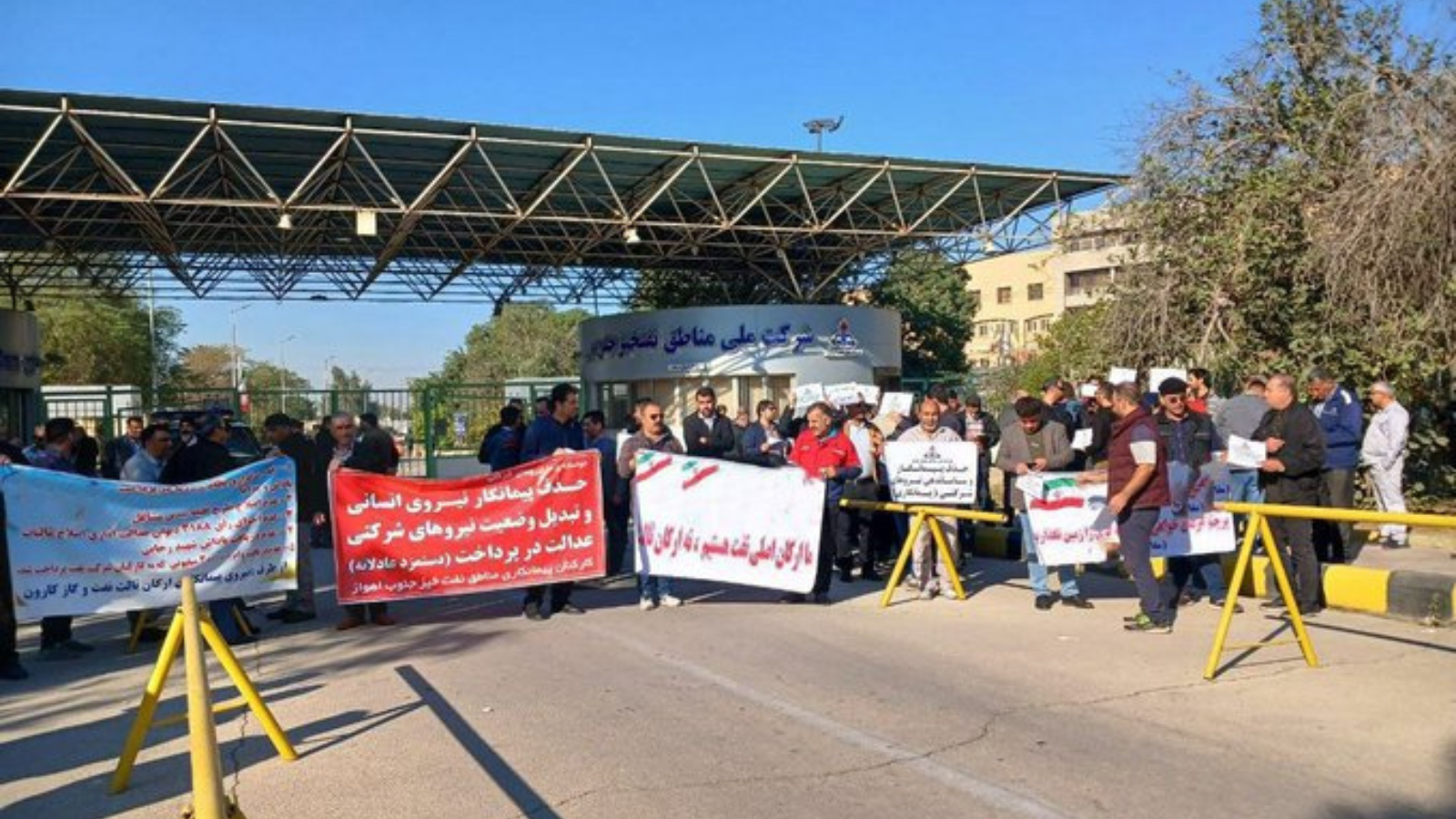 بسبب تأخر صرف الرواتب.. احتجاجات واسعة ضد الحكومة الإيرانية (فيديو)