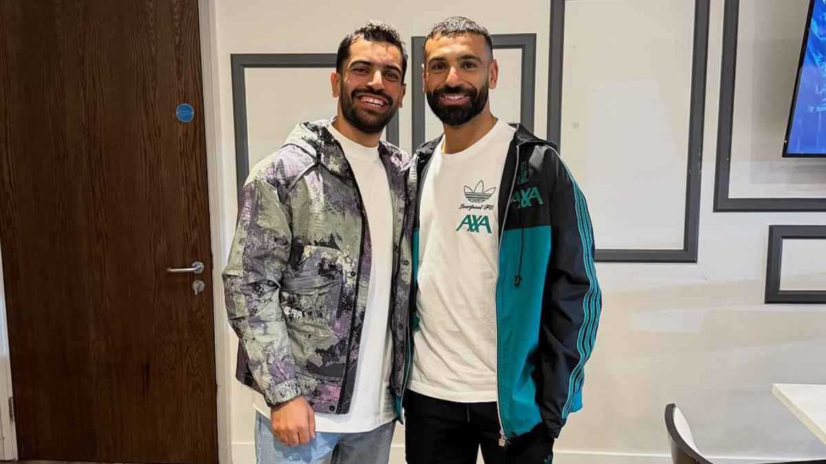 "شقيقه هو من يلعب هذا الموسم".. أسطورة ليفربول يهاجم محمد صلاح