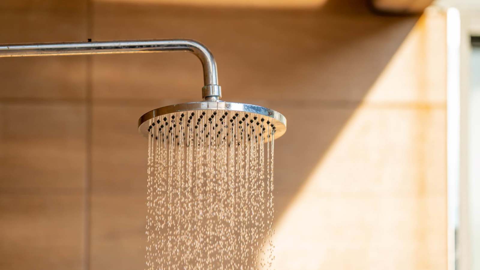 لماذا قد يكون الاستحمام بالماء البارد خطيرًا في الصيف؟