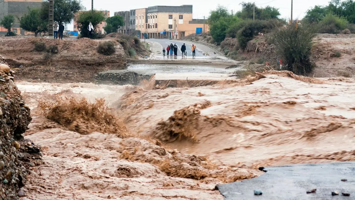 مصرع 8 أشخاص بانقلاب حافلة جراء السيول في المغرب (فيديو)