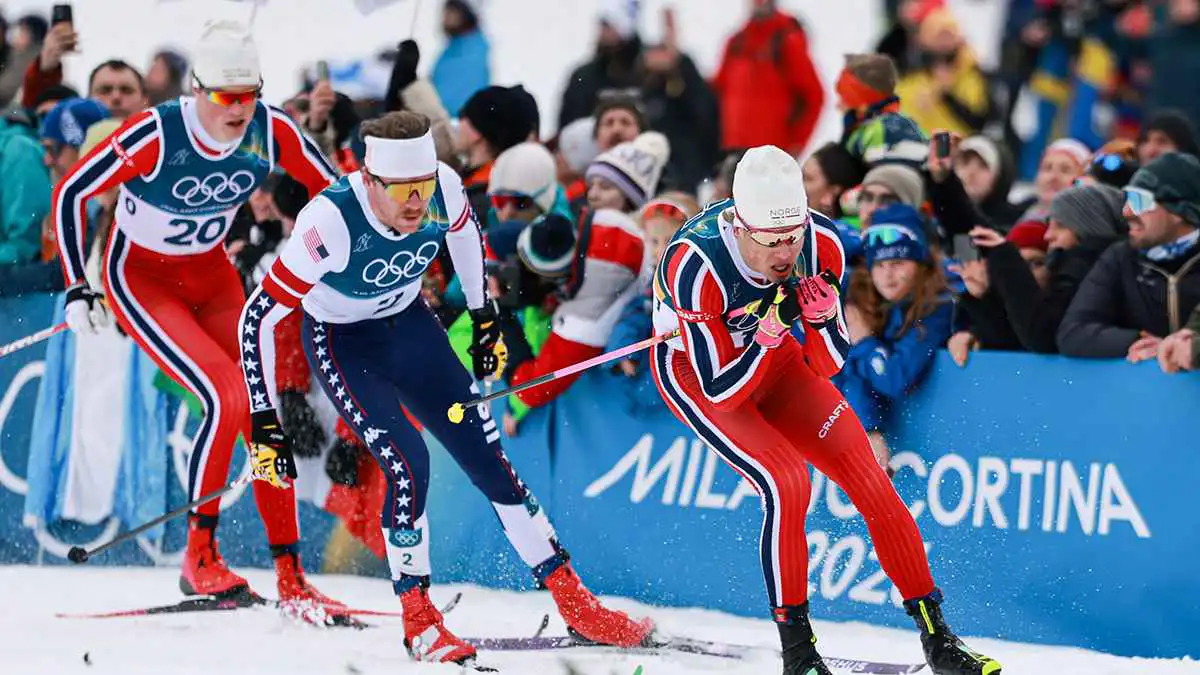 متزلج في "الأولمبياد الشتوية" يثير ضجة واسعة بفضل سرعته الخارقة (فيديو)