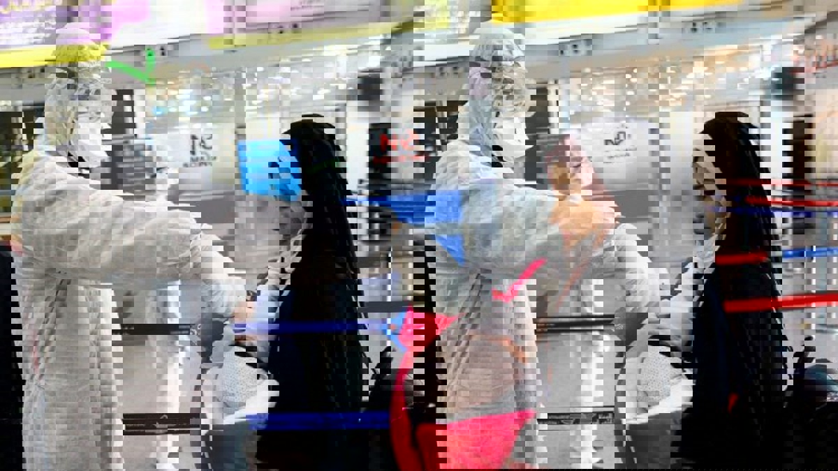 سلطنة عمان تحظر التجمعات وتغلق محال الصرافة