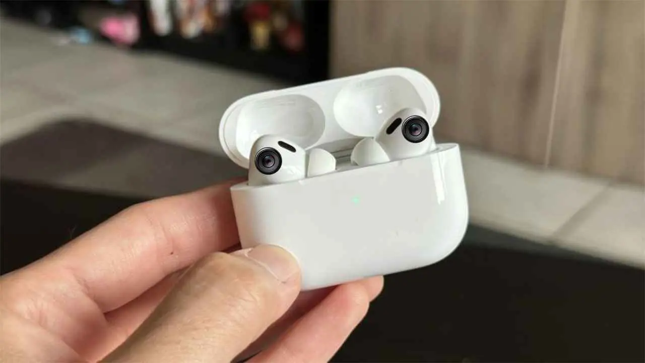 سماعات AirPods مزودة بكاميرات.. هل تفعلها "أبل"؟