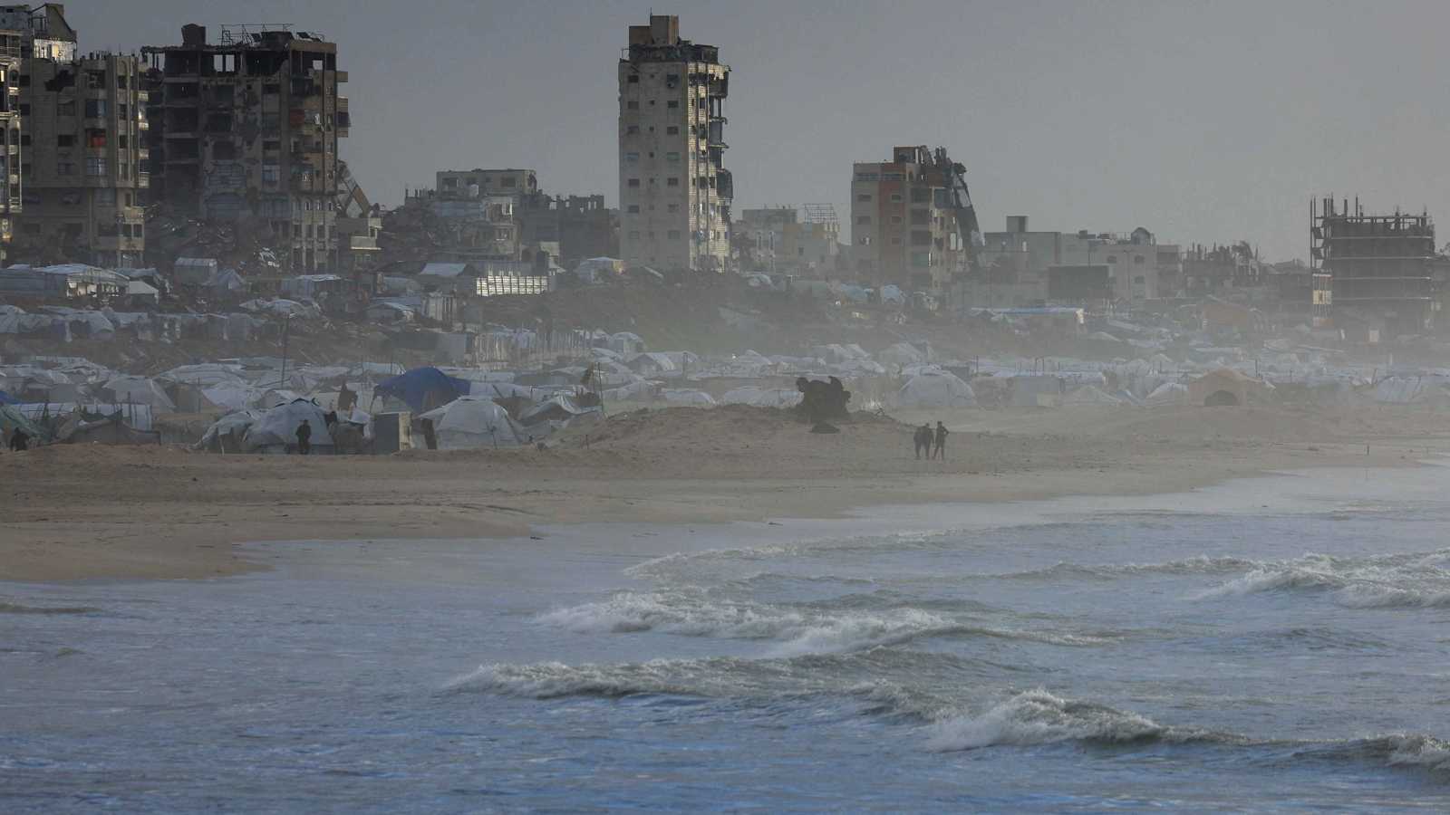 مع دخول منخفض جوي قاسٍ..وفاة 3 فلسطينيين جراء انهيار مبانٍ في غزة (فيديو)