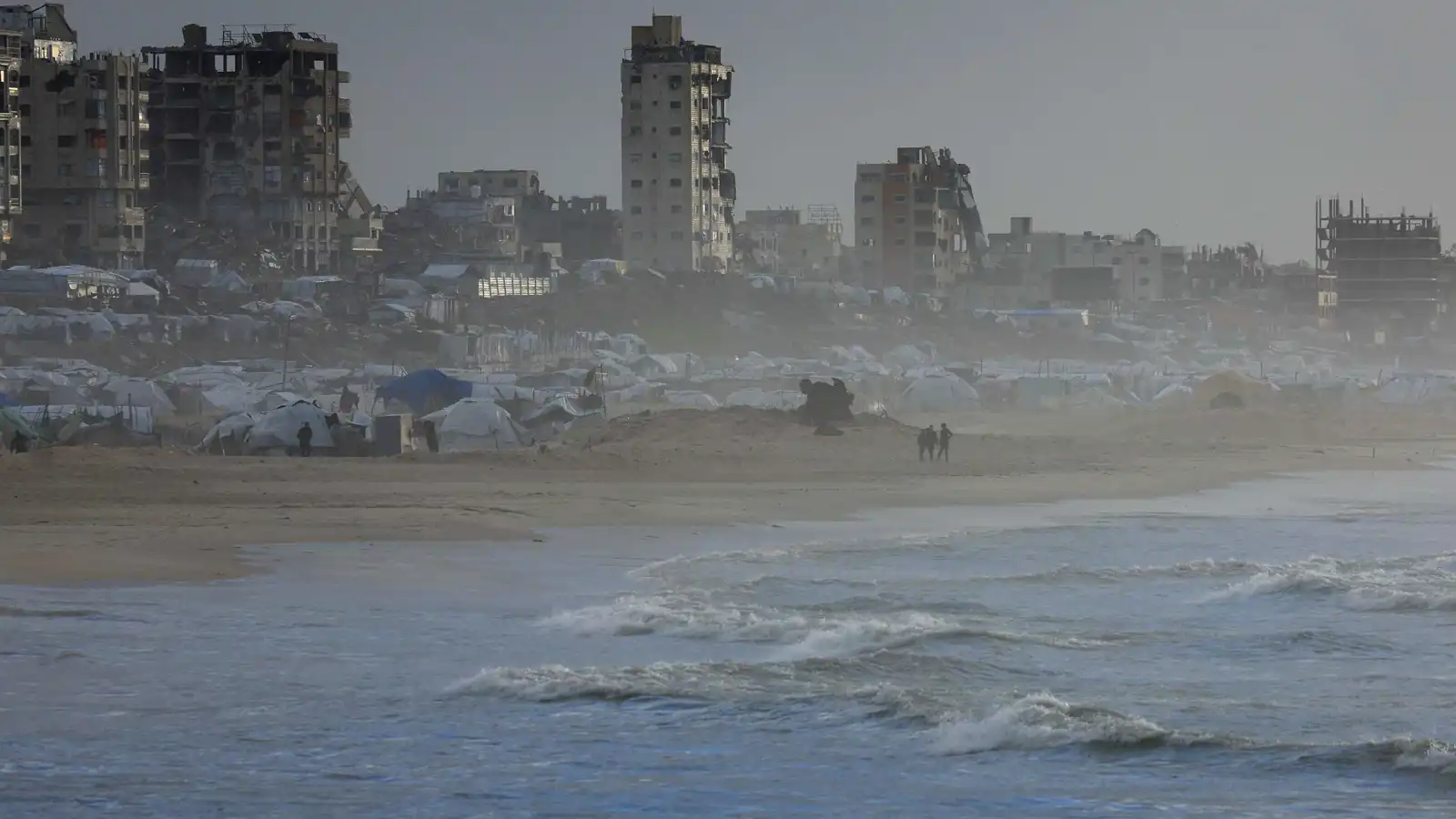 شتاء غزة القاسي.. كاميرا "إرم نيوز" ترصد الألم والخراب (فيديو)