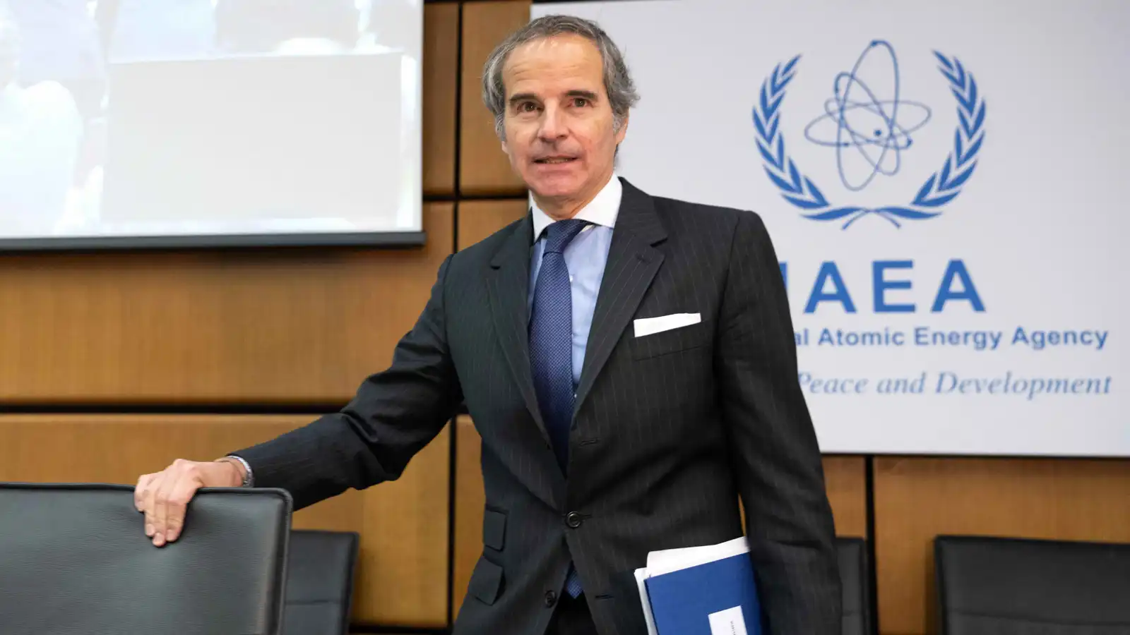 المفتاح مع غروسي.. هل تنجح مهمته "المستحيلة" في تمديد مهلة "آلية الزناد"؟