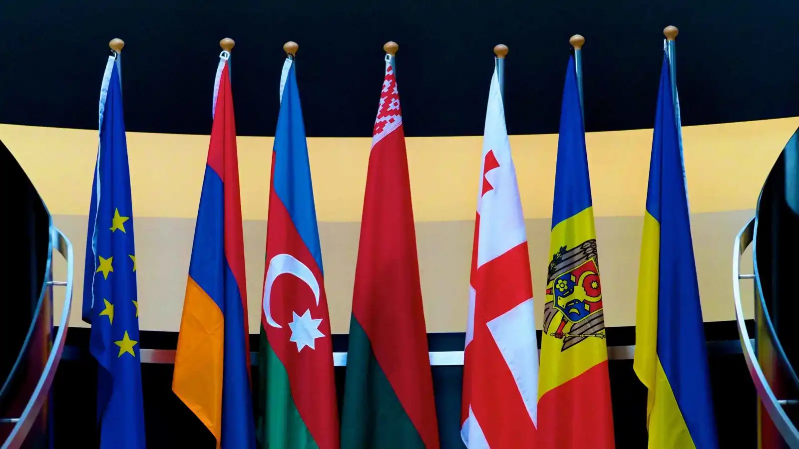 خط الدفاع الأول يتداعى.. هل تتخلى أوروبا الشرقية عن أوكرانيا؟