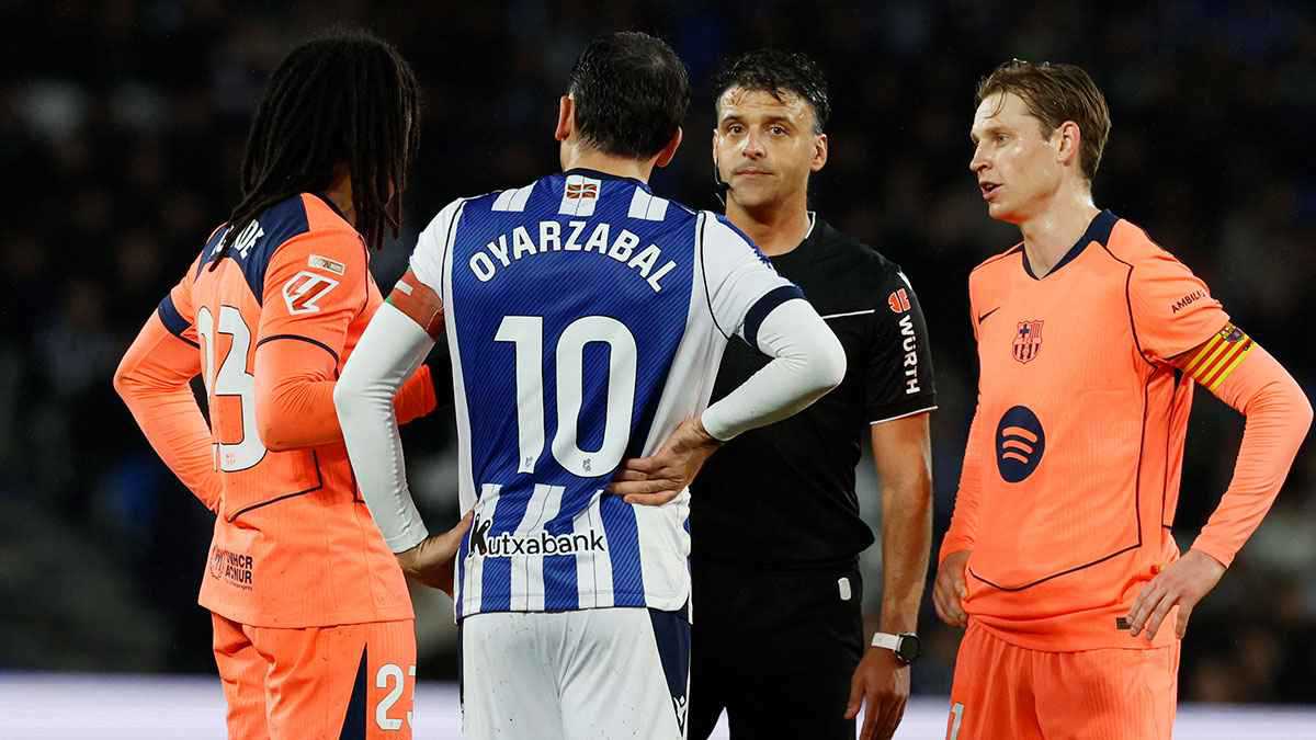 فوضى عارمة.. تقييم كارثي لحكم مباراة برشلونة وريال سوسيداد 