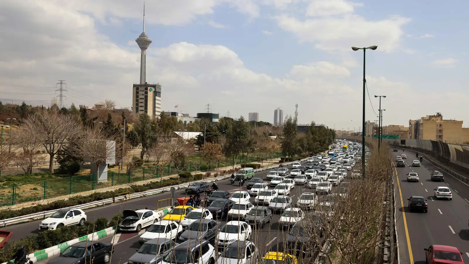 إيران.. احتفالات صاخبة وألعاب نارية عقب مقتل خامنئي (فيديو)