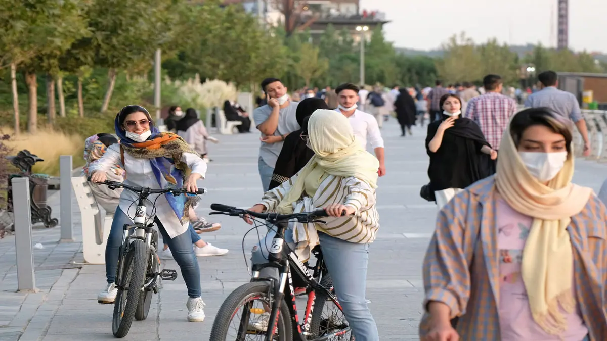 عضو في مجلس خبراء القيادة الإيراني: ركوب النساء للدراجات "إهانة لله"