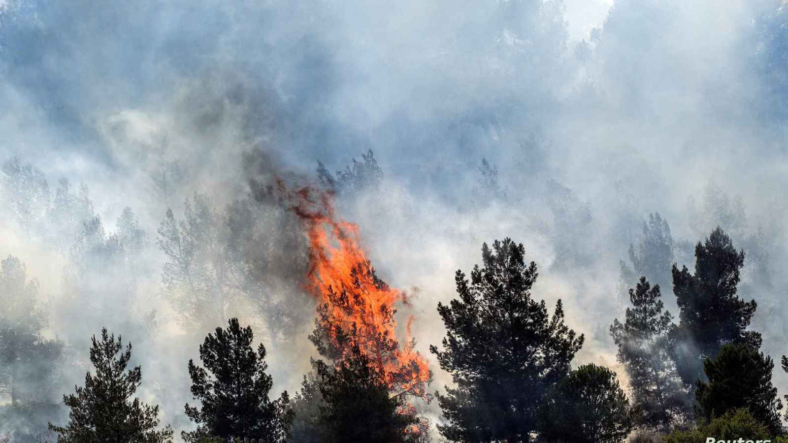 حرائق شمال إسرائيل إثر إطلاق نحو 100 صاروخ من لبنان