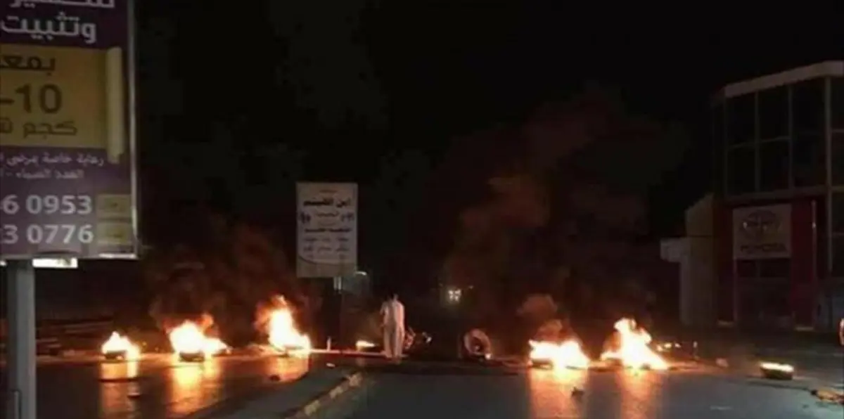 محتجون يغلقون شوارع في العاصمة الليبية طرابلس