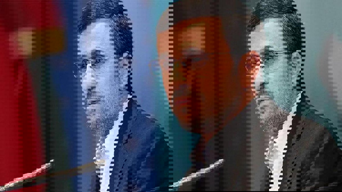 نجاد يدعو لمحاكمة روحاني بتهمة "إراقة وسفك دماء الإيرانيين"