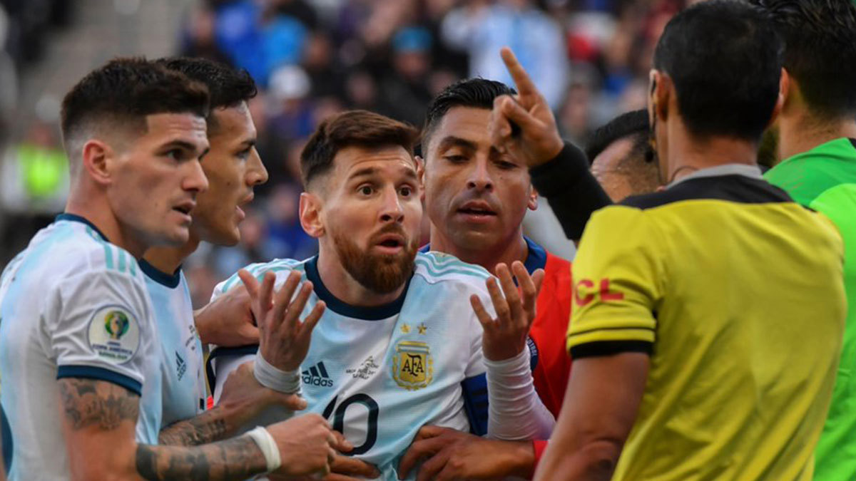 ميسي الغاضب يهاجم "الانحياز للبرازيل" بعد طرده في كوبا أمريكا