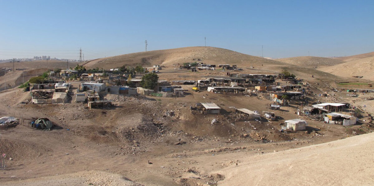 إسرائيل تحاصر "الخان الأحمر" بالقدس تمهيدًا لهدمه وتهجير العشرات من سكانه