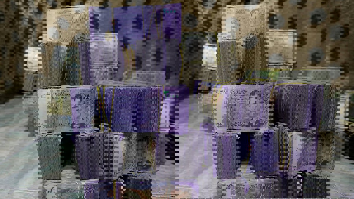 أي مستقبل ينتظر الليرة السورية بعد خفض "المركزي" 50% من قيمتها؟