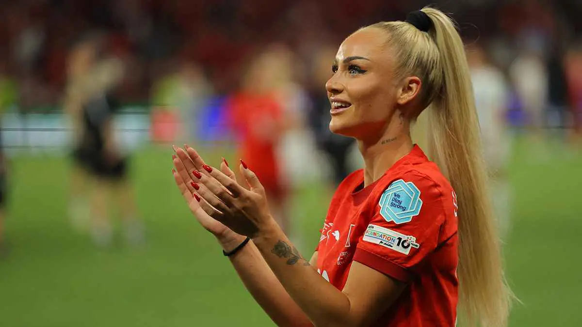 الصورة الأكثر انتشاراً.. عمليات التجميل تغيّر وجه أليشا ليمان تماماً (شاهد)